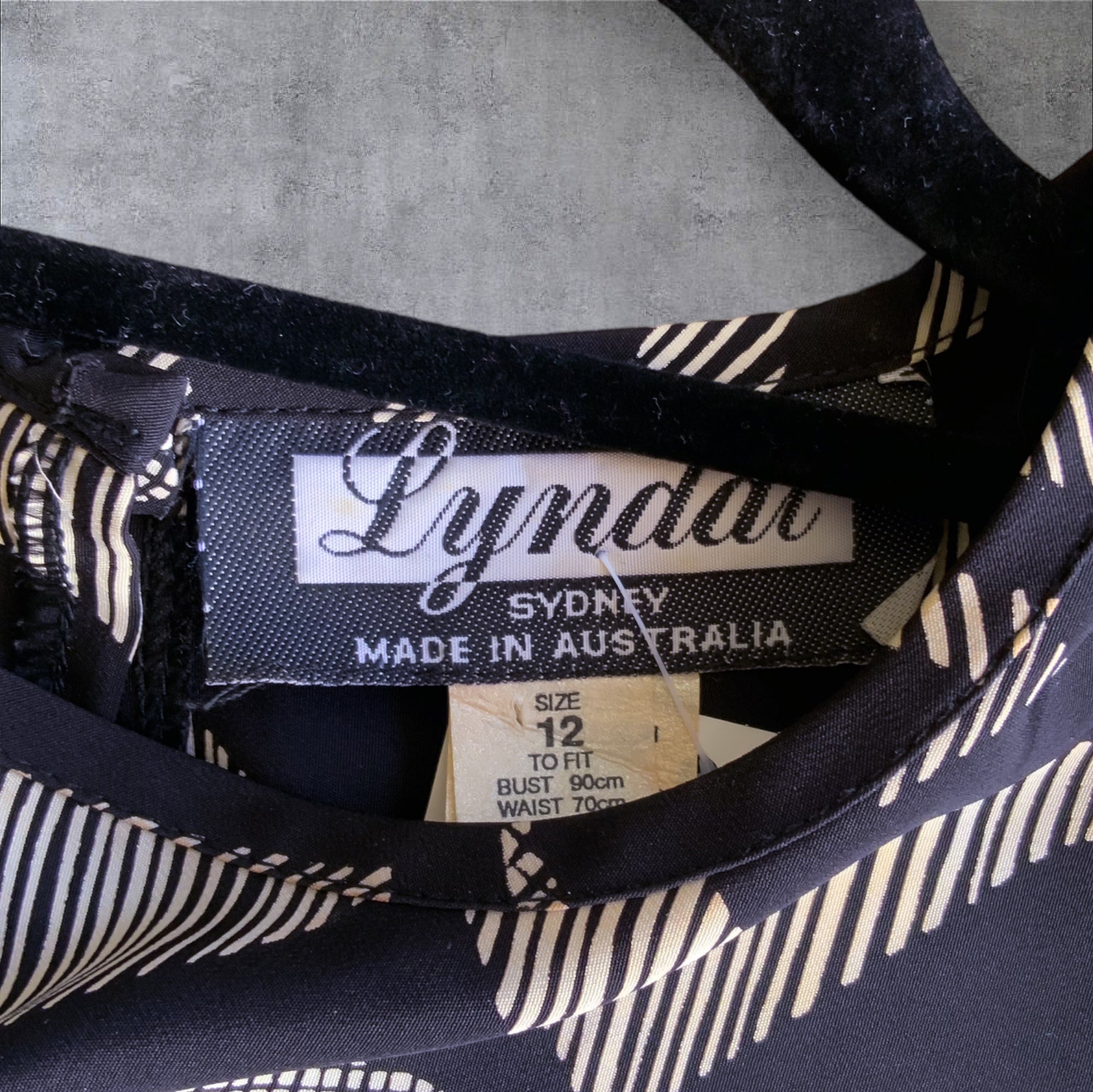 Vintage LYNDAL Sydney Designer Print Short Sleeved Blouse - Size 12