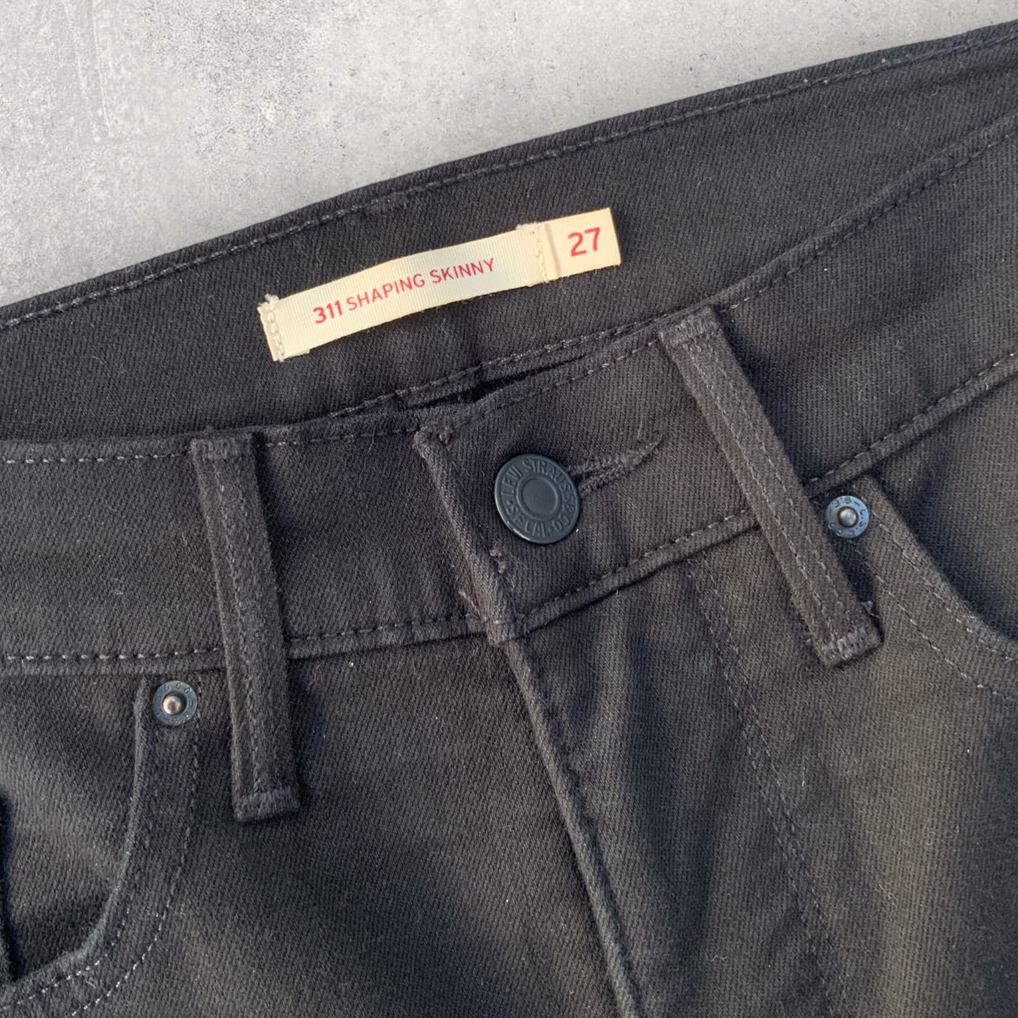 NWOT LEVIS Womens 311 Size W27/L32 Shaping Skinny Jeans in Black