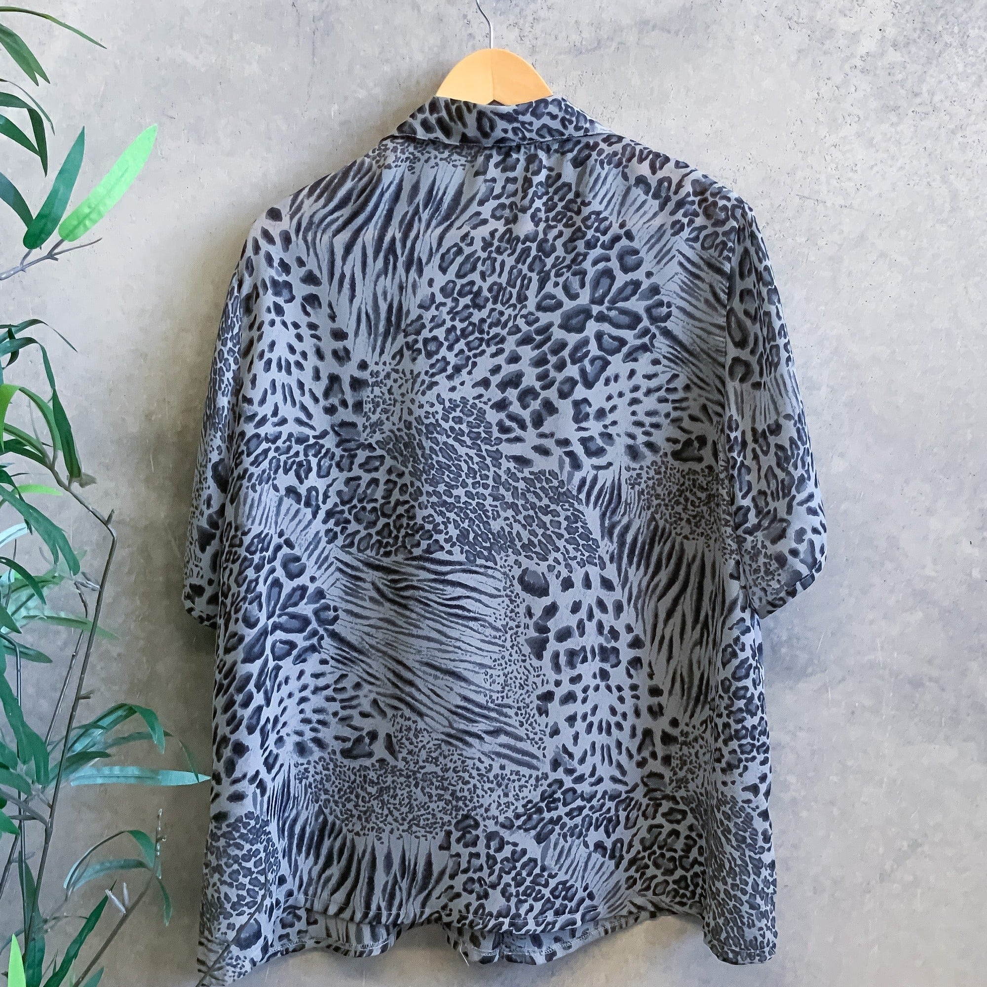 MILLERS Gray Animal Print Casual Button Down Top - Size 20