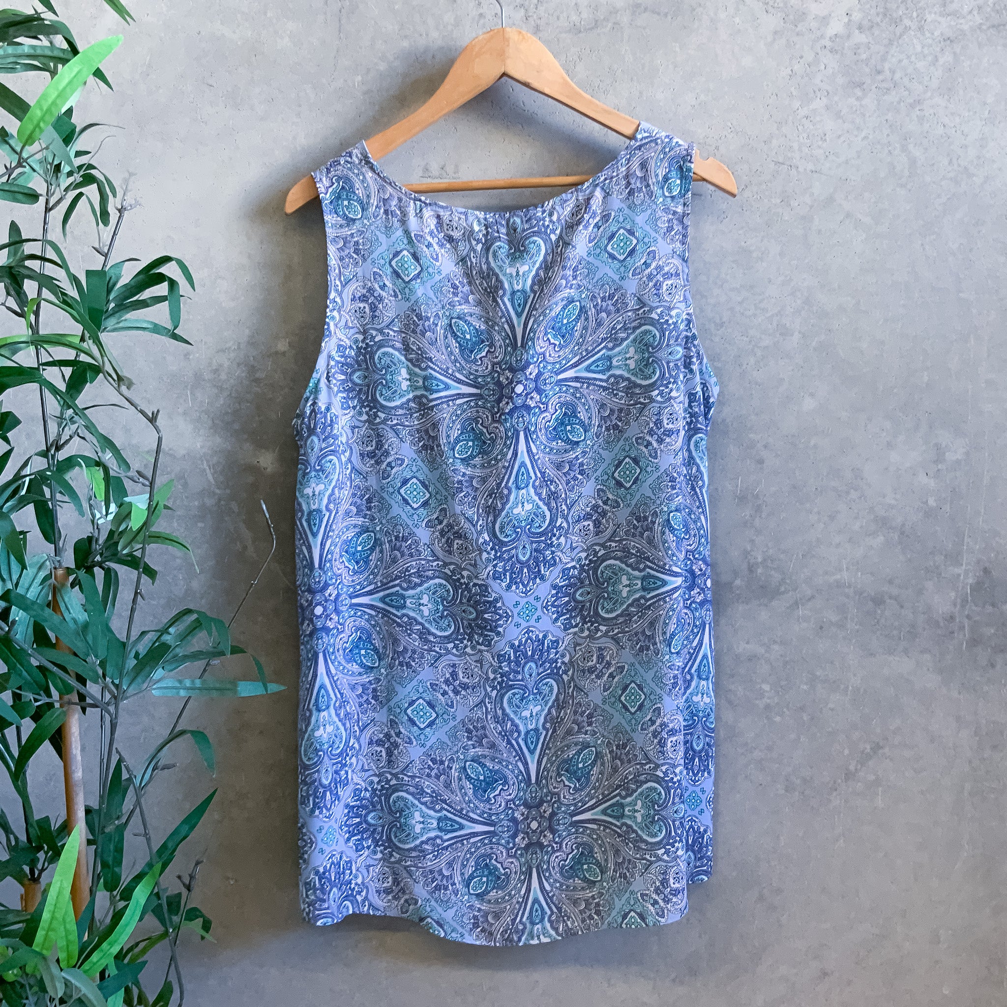 BNWT TABLE EIGHT Blue Paisley Print V-Neck Sleeveless Casual Top - Size 16