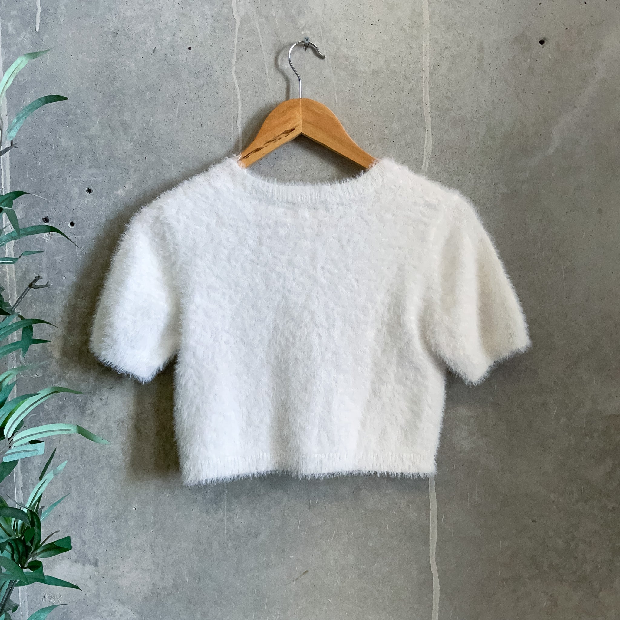 ALAMOUR White Crew Neck Short Sleeved Fluffy Knit Cropped Sweater/Top - Size M