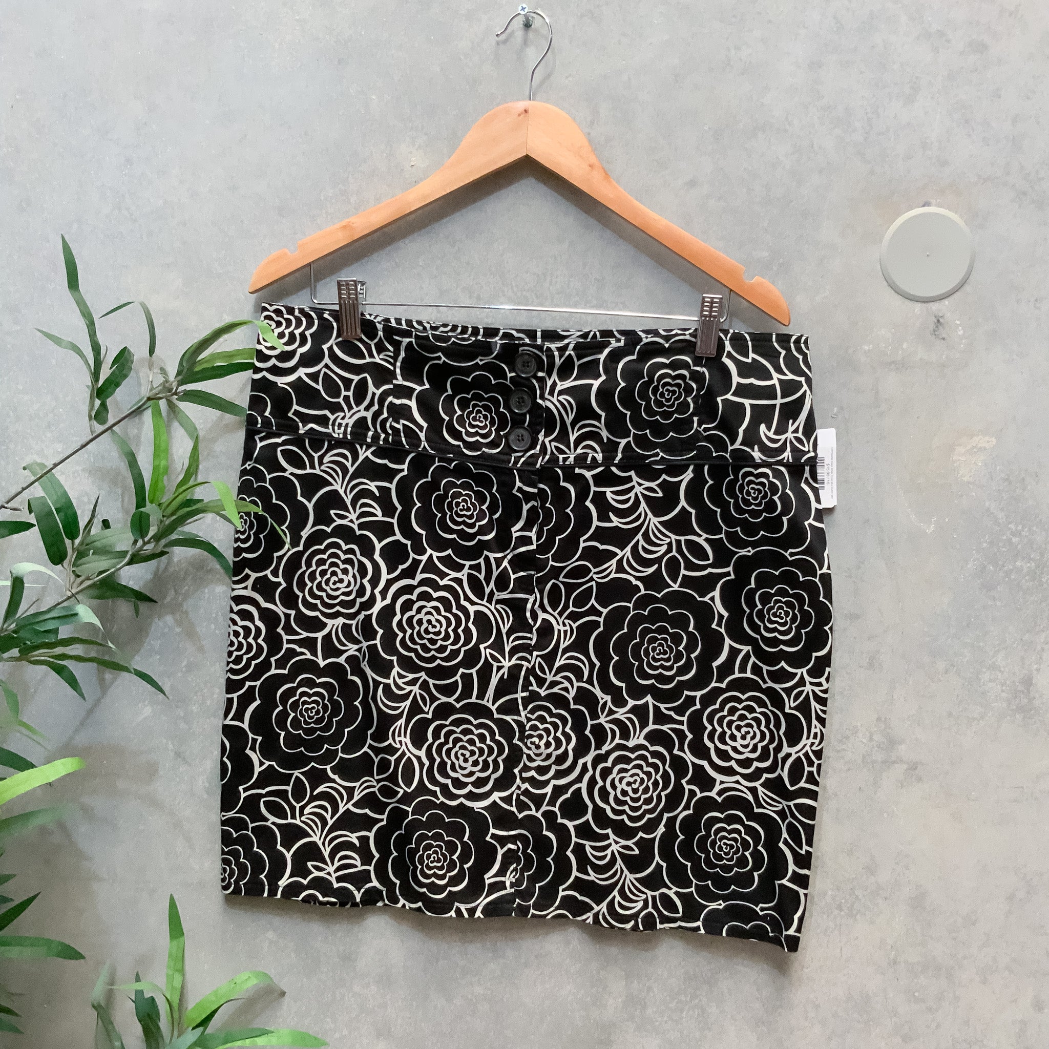 PORTMANS Black White Floral Mod Button Mini Skirt - Size 16