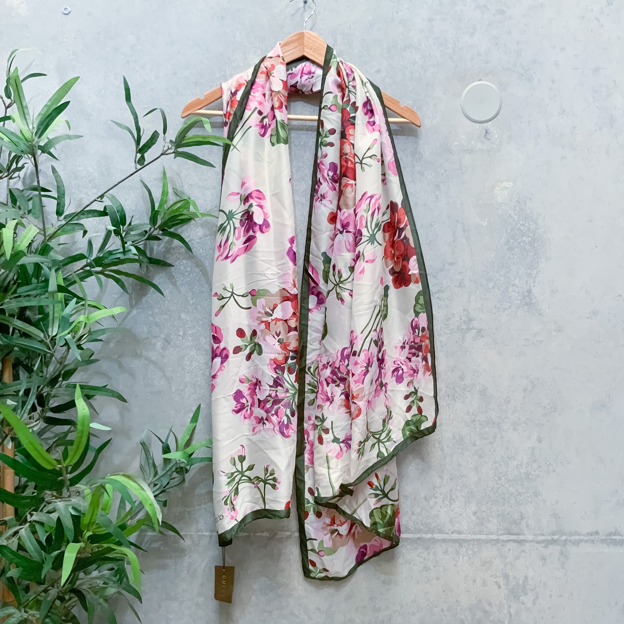 GUCCI Ladies Floral Bloom Petal Print Silk Scarf - One Size