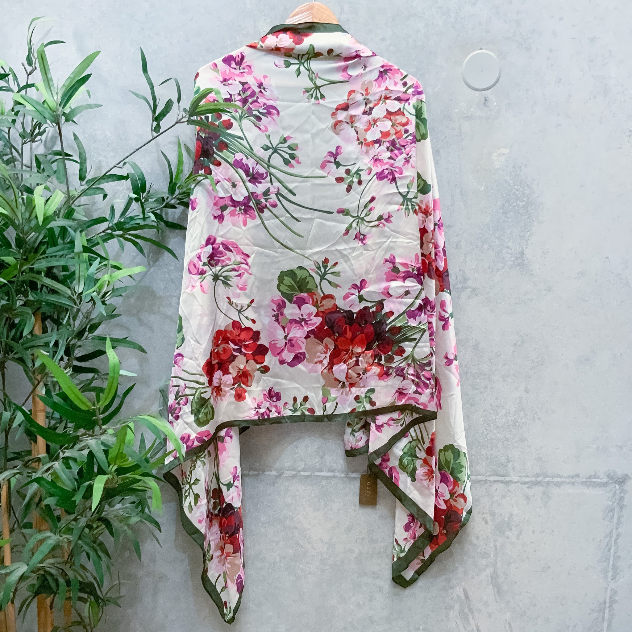 GUCCI Ladies Floral Bloom Petal Print Silk Scarf - One Size