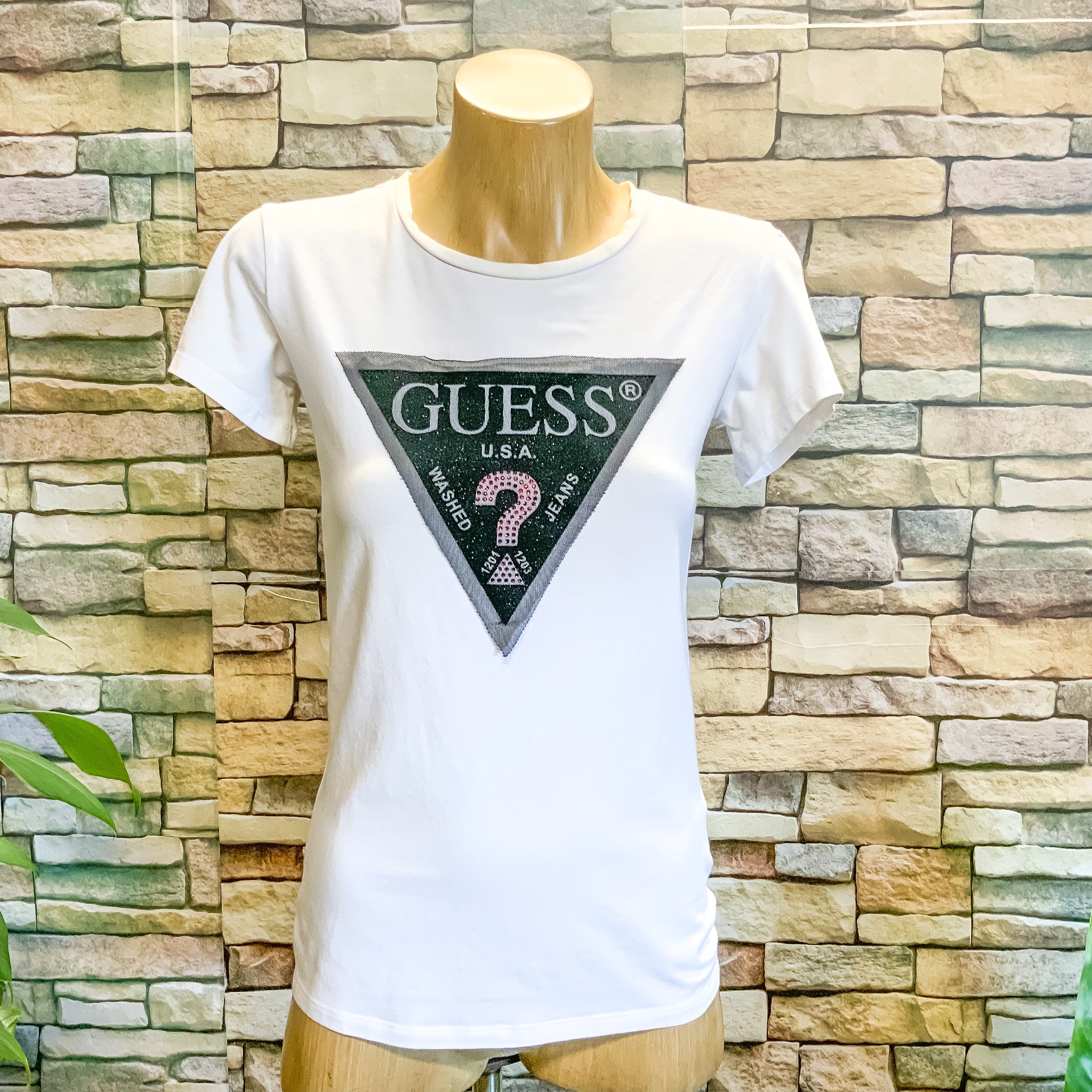 GUESS Womens White Tee with Black Triangle Logo Print - size XS