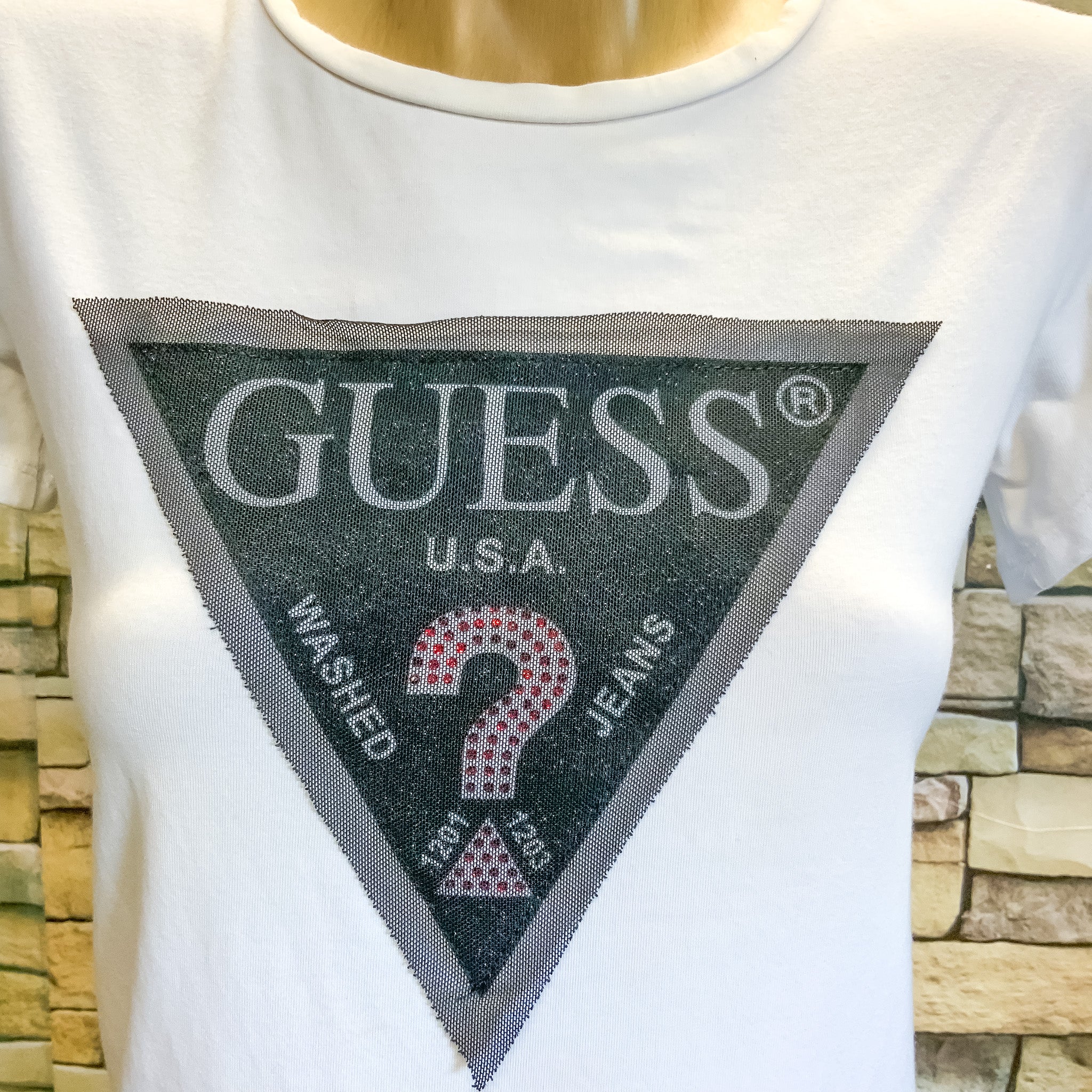GUESS Womens White Tee with Black Triangle Logo Print - size XS